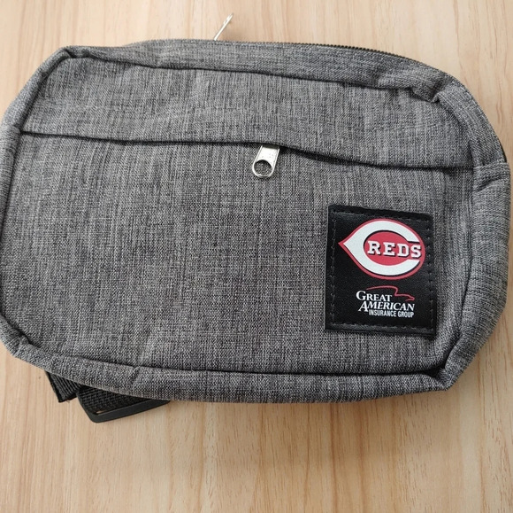 Other - Cincinnati Reds MLB Great American Insurance Group Zip-Up Toiletry Fanny Pack